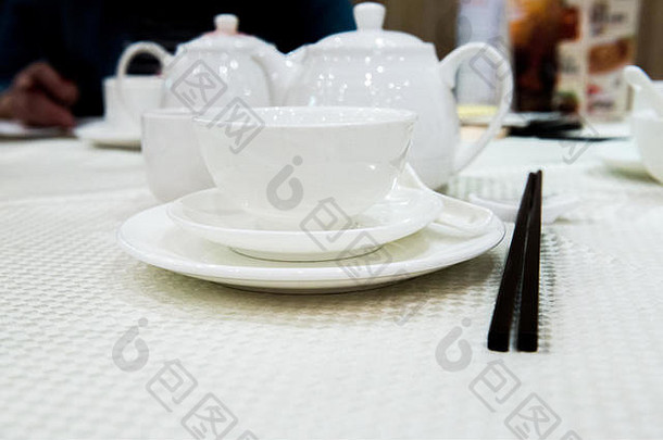 白色茶能杯中国人传统的晚餐餐厅
