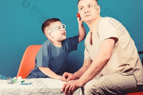 小男孩爸爸医院快乐孩子父亲听诊器家庭医生医学健康父亲儿子医疗统一的小男孩玩父亲小男孩医生