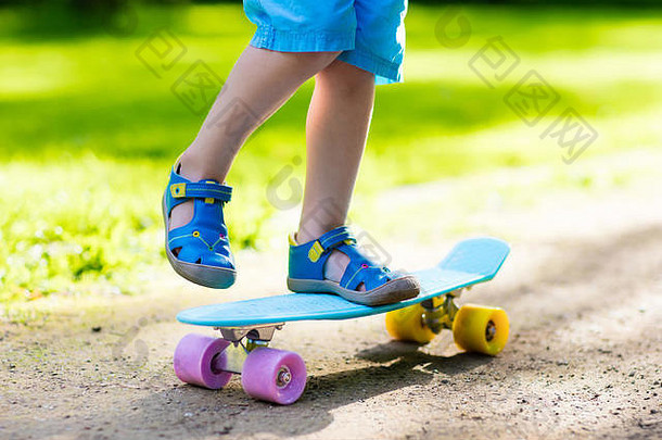 孩子骑滑板夏天公园男孩学习骑滑冰董事会活跃的户外体育运动学校幼儿园孩子们孩子们滑冰