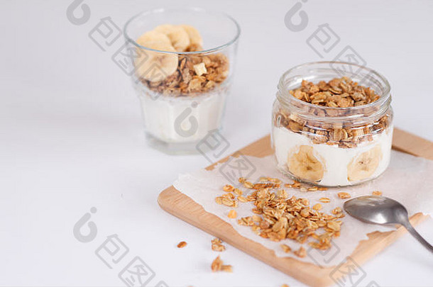 成分自制的燕麦片格兰诺拉麦片玻璃Jar燕麦片蜂蜜葡萄干坚果健康的早餐概念复制