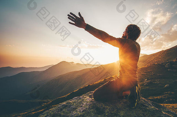 男人。祈祷日落山提高了手旅行生活方式精神上的放松情感概念假期户外和谐自然景观