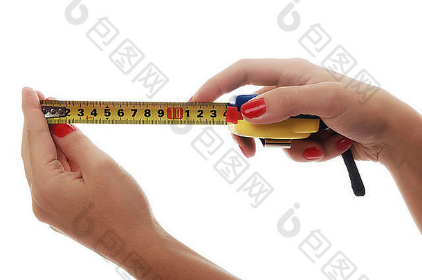 女人手工作磁带测量
