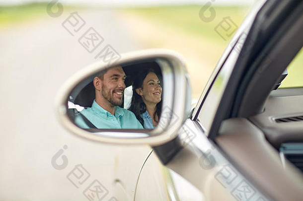 一边镜子反射快乐夫妇开车车