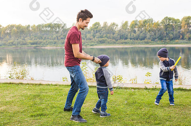 童年家庭概念父亲玩儿子湖