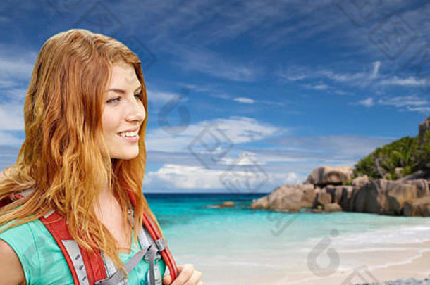 快乐女人背包塞舌尔海滩