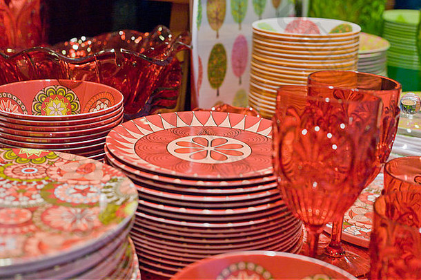 美丽的色彩鲜艳的陶瓷玻璃<strong>餐具</strong>礼品市场摊位