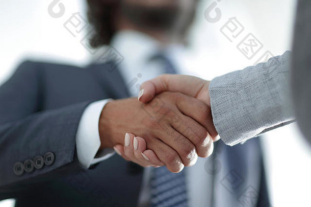 商人握手成功的业务会议