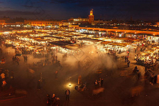 马拉喀什市场摊位照亮晚上查看附近的山