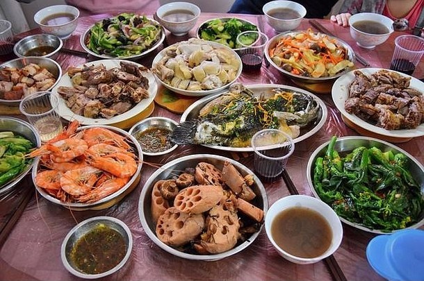 传统的首页使中国人餐表格覆盖盘子美味的色彩斑斓的食物