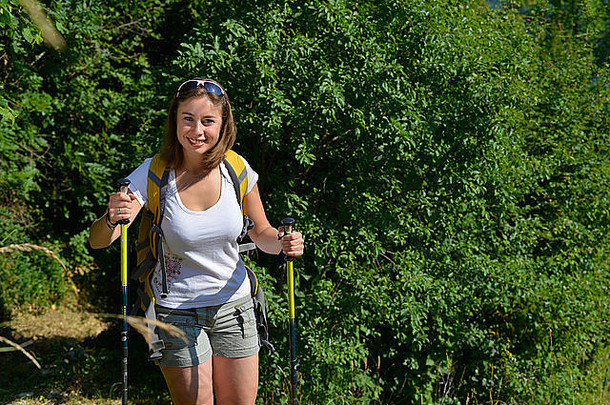 年轻的女人徒步旅行法国阿尔卑斯山脉