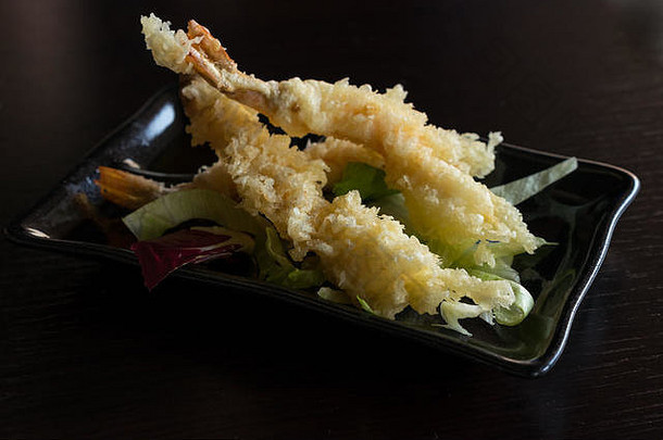 日本厨房天妇罗虾深炸虾酱汁蔬菜黑色的板黑色的背景浅深度场
