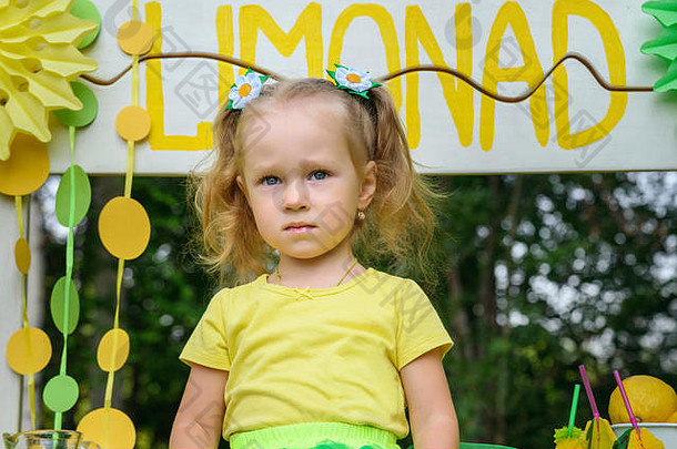 女孩坐着柠檬水站公园夏天一天