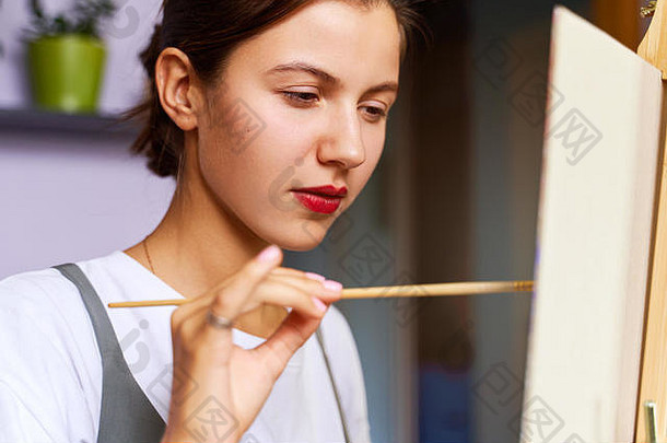 年轻的女人油漆图片画架首页