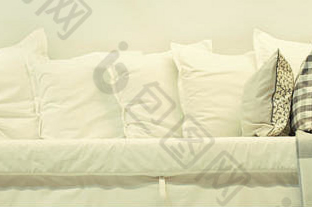 白色沙发白色彩色的枕头白色墙概念元素室内对象横幅