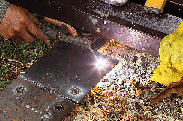 工人电焊接切割洞钻金属板