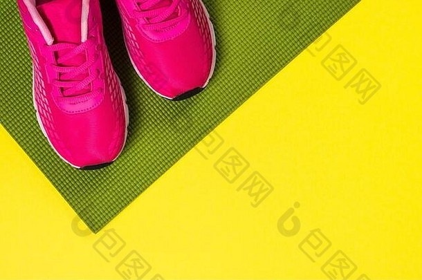 粉红色的运动鞋瑜伽席颜色背景