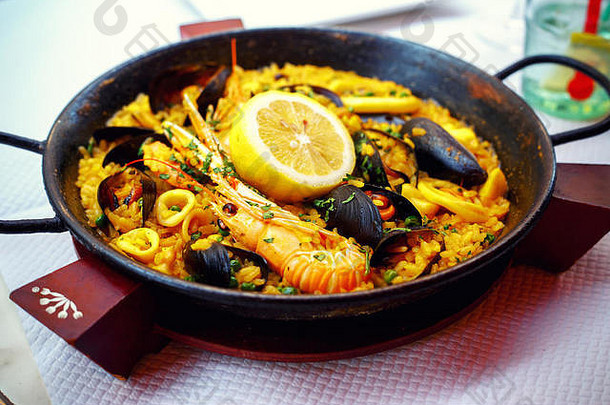 典型的西班牙语海鲜西班牙海鲜饭锅