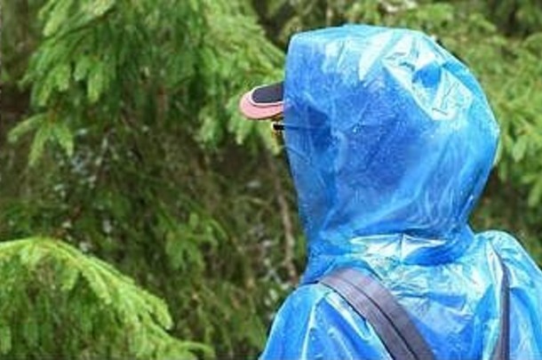 女人蓝色的保护聚乙烯雨衣Agains