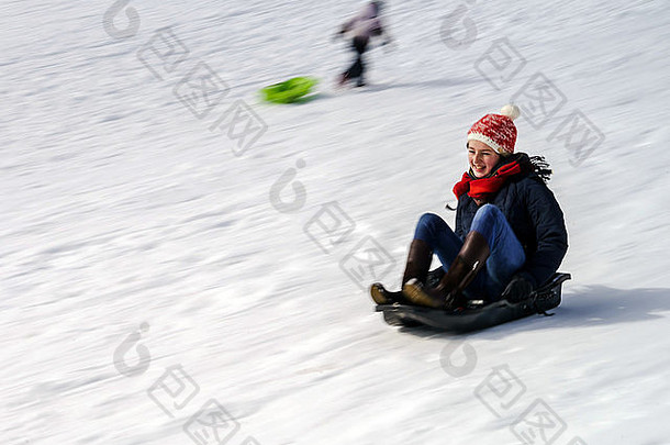 十几岁的女孩滑雪橇山雪天气