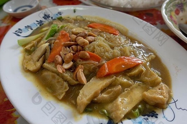 素食主义者板炸面条豆腐胡萝卜花生蘑菇服务素食者餐厅谁警察局城市西贡越南