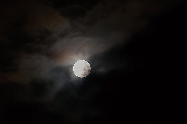 晚上天空完整的月亮星星美丽的云