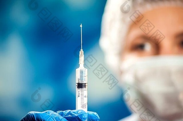 医生持有瓶疫苗关闭拍摄医学医疗保健概念