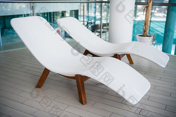 现代甲板椅子奢侈品酒店私人游泳池放松美丽的室内