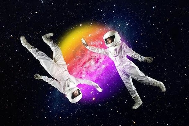 宇航员宇航服达到发光的星云科学小说空间自然探索