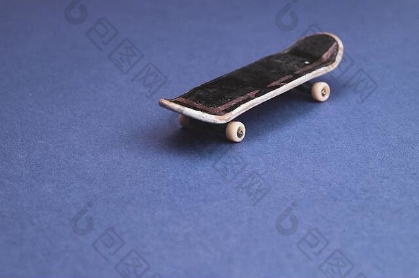 小滑板蓝色的背景小滑冰手指键盘关闭复制空间