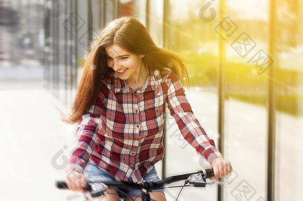年轻的美丽的女人自行车