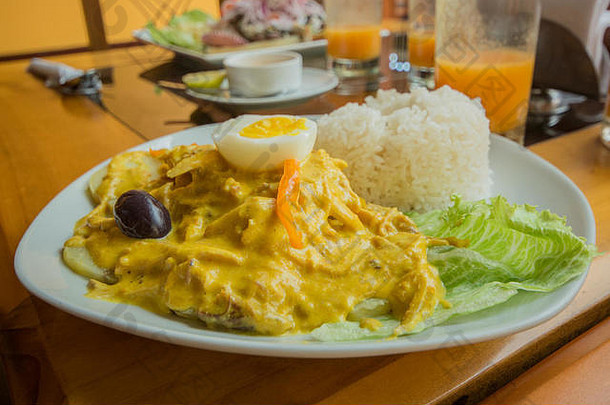 典型的秘鲁菜阿吉加利纳类型碎鸡黄色的辣椒酱汁