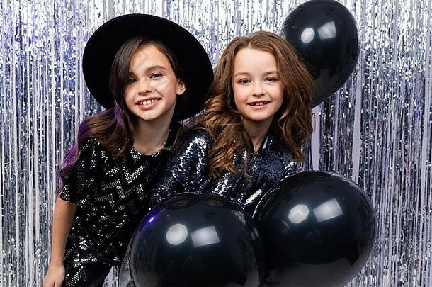 生日聚会，派对迷人的时尚的年轻的姐妹假期礼服<strong>黑色</strong>的<strong>气球</strong>聚会，派对闪亮的背景