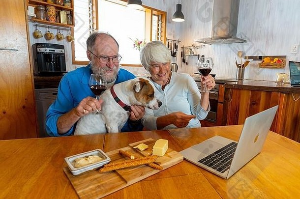 科维德保持连接快乐高级夫妇宠物狗酒视频调用朋友移动PC在线聊天家庭庆祝宽松