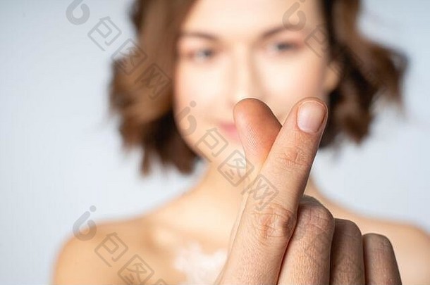 快乐的年轻的女人显示指数手指拇指