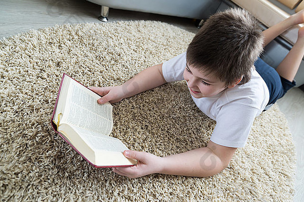 男孩阅读书说谎地毯房间