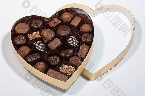 情人节一天礼物黄金心形状的盒子巧克力倾斜心盒子前给双心效果