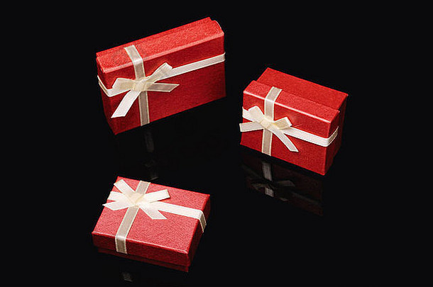 红色的礼物盒子黑色的
