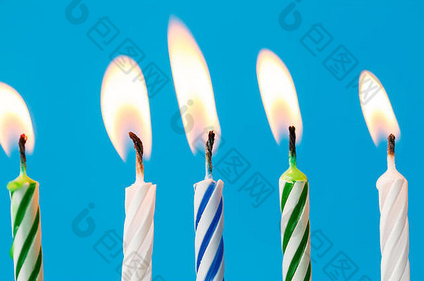 生日蜡烛燃烧蓝色的背景