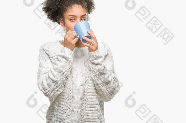 年轻的非洲式发型美国女人滴水杯咖啡孤立的背景自信表达式聪明的脸思考