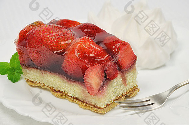 一块草莓馅饼生奶油白色板关闭