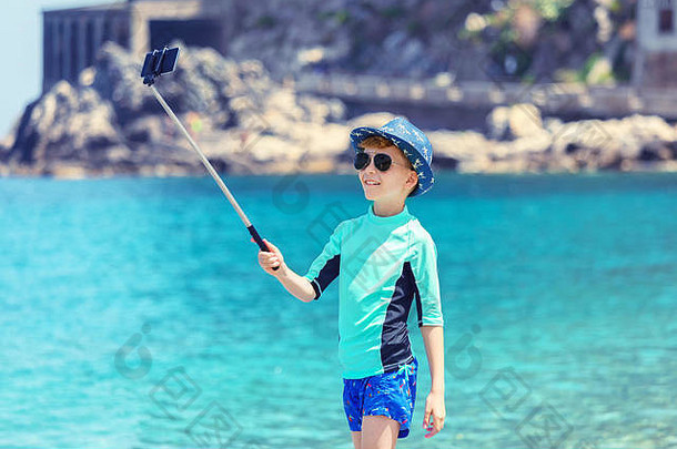 快乐赶时髦的人孩子采取自拍海滩分享图片社会媒体夏天假期