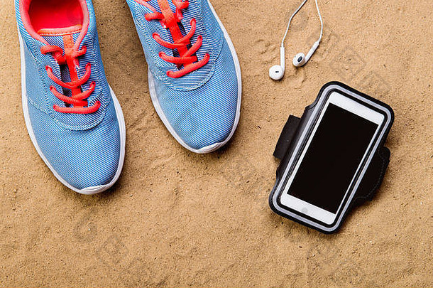 体育鞋子耳机智能手机沙子工作室拍摄