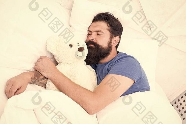 甜蜜的梦想有胡子的赶时髦的人玩玩具情人节一天礼物男人。睡眠拥抱软玩具放松床上可爱的泰迪熊玩具柔软温柔好玩的成人秋天睡着了好晚上睡眠