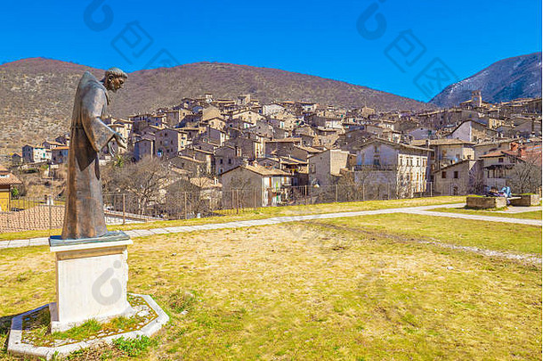 平台Abruzzo意大利中世纪的村平台山Abruzzo省拉奎拉著名的心形状的湖