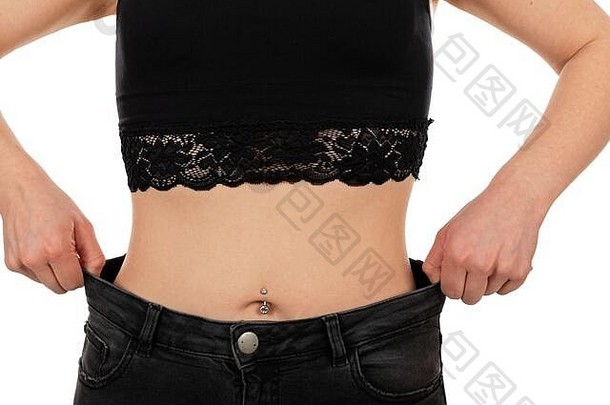 图片女腹部显示重量损失大牛仔裤黑色的前肚子环孤立的背景