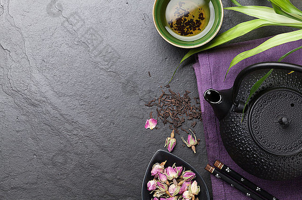 亚洲寿司筷子玫瑰茶茶壶石头表格前视图复制空间