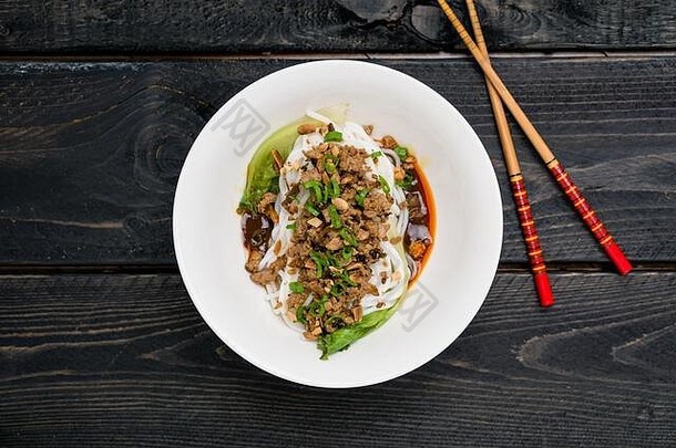 和和面条前视图和和面条辣的四川厨房菜一般发现中国人街食物成分包括厚大米面条