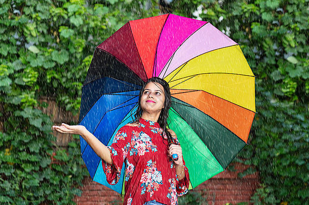 快乐微笑成人女伞倒雨在户外的公园