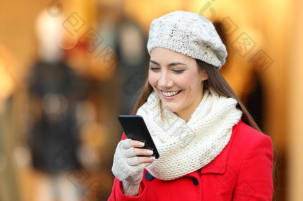 肖像时尚女孩穿红色的外套电话街冬天店面背景