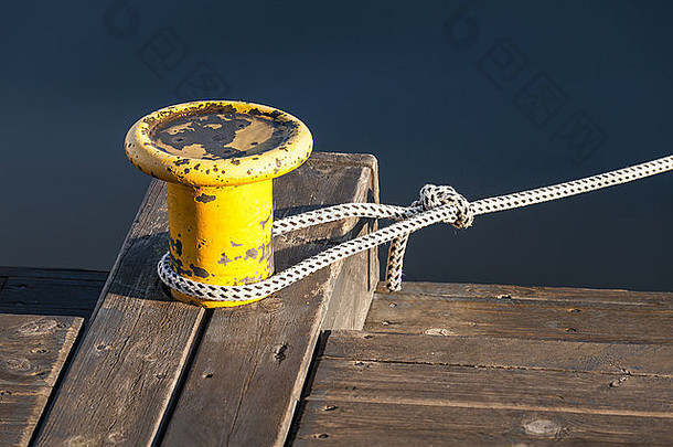 黄色的系泊带缆桩航海绳子木码头